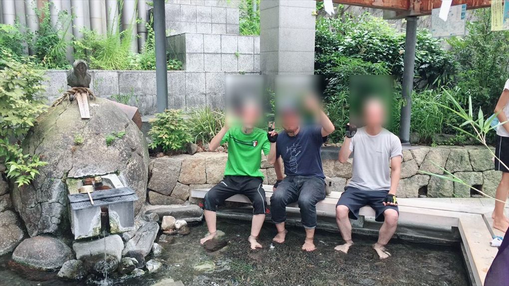 温泉スポットで休憩する参加者