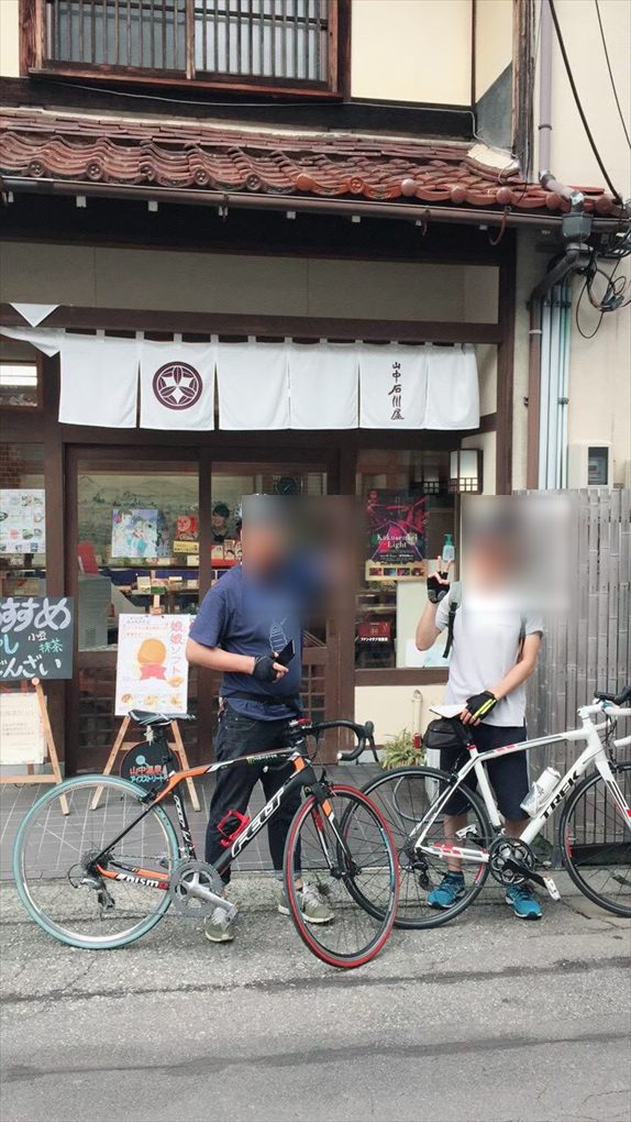 参加者とロードバイク
