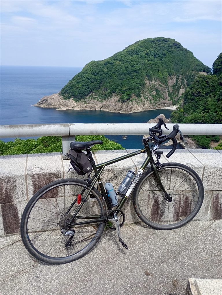 丹後半島の海と自転車