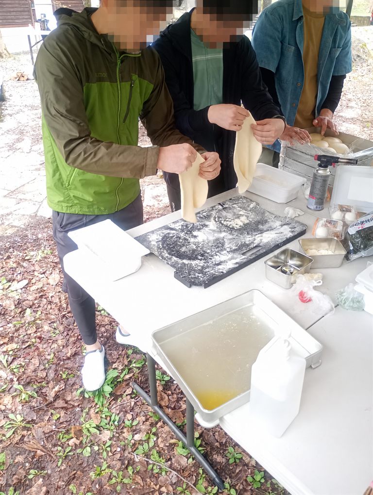 キャンプ場でピザを作る様子