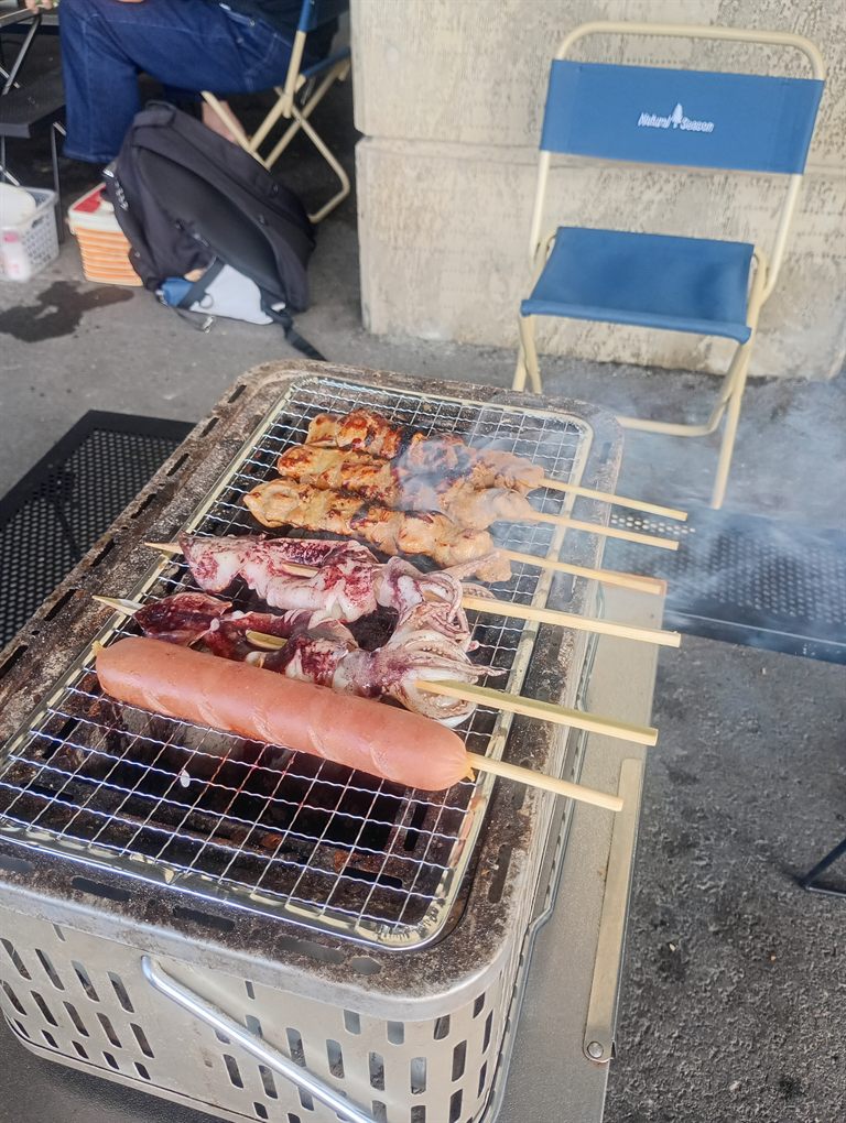 焼き場で海鮮と肉を焼く様子